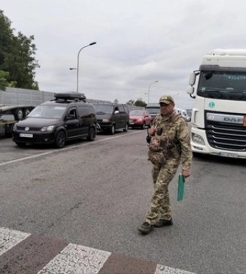 Десятки автівок: на «Устилузі» – величезні черги 