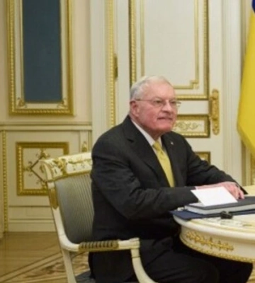 Кіт Келлог їде до України