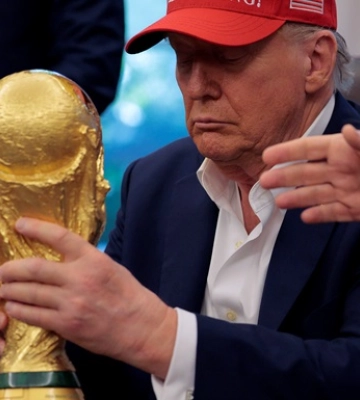 &quot;Можна я залишу його собі?&quot;: Трамп не захотів віддавати кубок ЧС з футболу