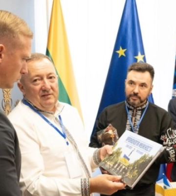 У Вільнюсі до Дня Незалежності України відкрито фотовиставку «Незламний Херсон»