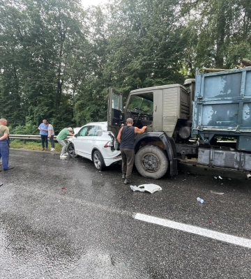 На Вінниччині внаслідок масштабної ДТП одна людина загинула, інша у лікарні. ФОТО