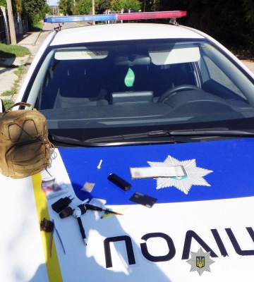 У Бердичеві пильні поліцейські затримали вуличного наркодилера разом із партією товару. ФОТО