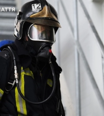 У Мукачеві ліквідували пожежу на підприємстві, спричинену російською атакою