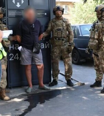 Полиция задержала нападавших на квартиру матери военнослужащего ВСУ на Харьковщине. ФОТОрепортаж