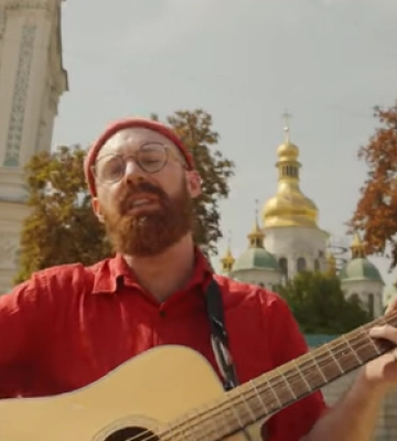 Немецкий музыкант искренне и уютно спел о Киеве и украинской кухне