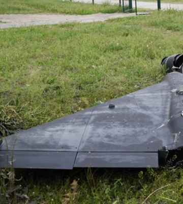 В одном из районов Киева на дорогу упал вражеский дрон