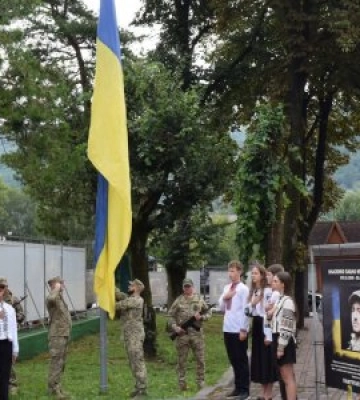 У Рахові урочисто підняли Державний Прапор України