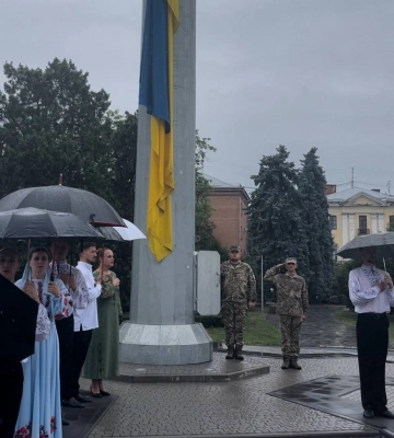 Злива не завадила: у Полтаві До Дня Державного Прапора підняли найбільший стяг області