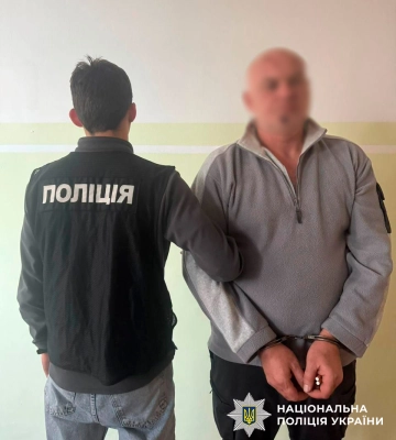 У Києві потрапив у кайданки чоловік, який під час сварки вдарив жінку ножем у шию