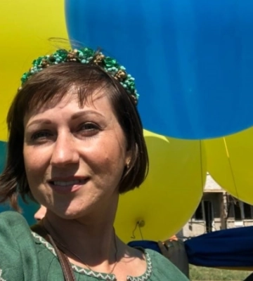 «Кольори, за якими впізнають Україну»: волонтерка з Донеччини шиє прапори для фронту і ставить рекорди