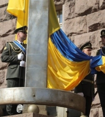 У Києві біля мерії урочисто підняли Прапор України