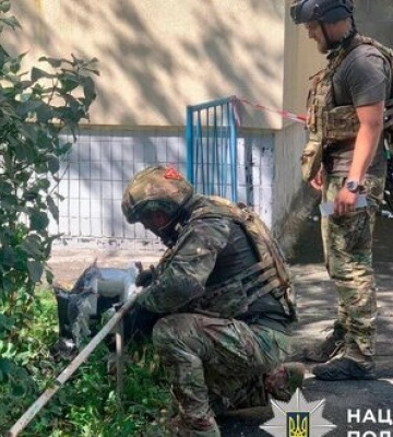Обломки вражеского беспилотника упали около многоэтажки в Соломенском районе Киева. ФОТОрепортаж (обновлено)