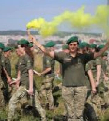 Прикордонники на горі Баба Род у Львові створили живий прапор