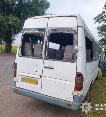 На Дніпропетровищині ворог завдав удару по мікроавтобусу: є загиблий та постраждалі