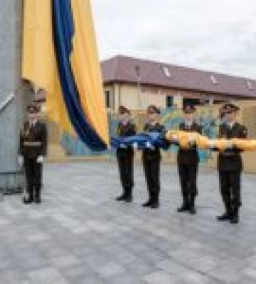 У День прапора ветеран Олександр Куцан підняв найбільший на Львівщині синьо-жовтий стяг