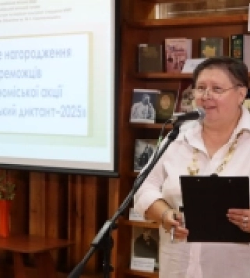 У Центральній міській бібліотеці нагородили переможців Миколаївського диктанту – 2025