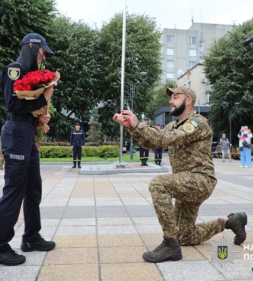“Кохання, скріплене під прапором”: у Черкасах нацгвардієць освідчився поліцейській під час урочистостей (ФОТО)