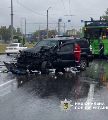 В Харькове Prado со скоростью 140 км/ч влетел в трамвай: пострадали 8 человек 
