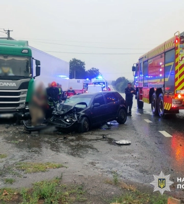 На Черкащині легковик врізався у припарковану фуру: троє людей у лікарні. ФОТО