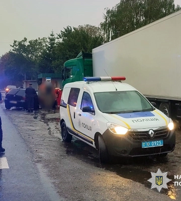 На Черкащині “Гольф” в’їхав у припарковану вантажівку. Є постраждалі