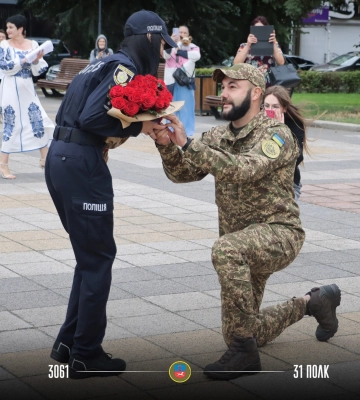 Две клятвы в один день: в Черкассах военный соединил День Флага и предложение руки и сердца