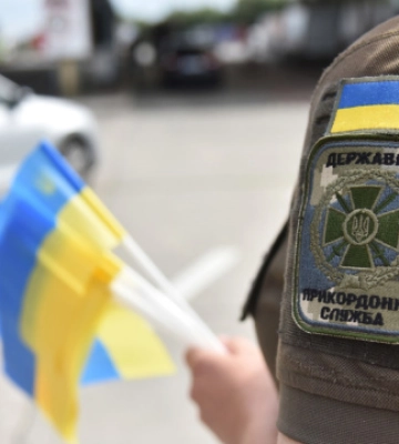 Львівські прикордонники на честь Дня Державного прапора дарують подорожнім прапорці та флаєри