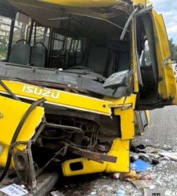 У Києві маршрутка зіштовхнулась з автобусом, є постраждалі