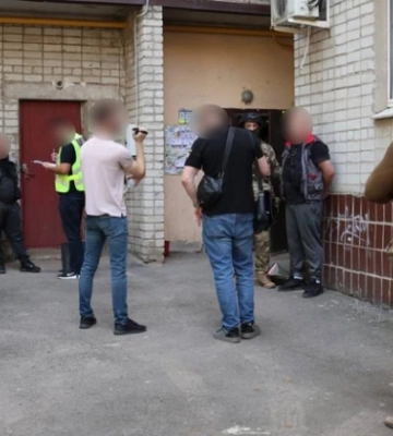 У Харкові зловмисники напали на 89-річну матір військового та вимагали гроші