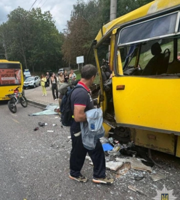 Маршрутка врізалася в автобус – у поліції повідомили деталі ДТП на Теліги в Києві, фото