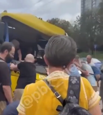 ДТП на Теліги в Києві: маршрутка зіштовхнулася з автобусом, затор до Шулявки – соцмережі