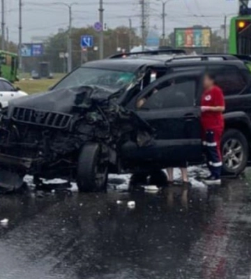 У Харкові позашляховик зіштовхнувся з тролейбусом та автобусом, 8 постраждалих