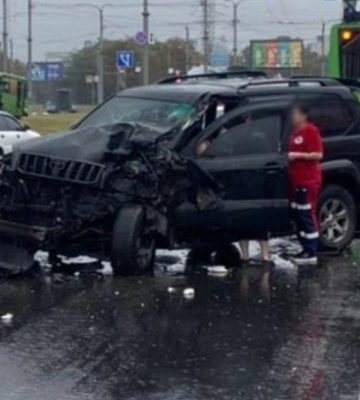 У Харкові у зіткненні позашляховика з тролейбусом та автобусом постраждали 8 людей 