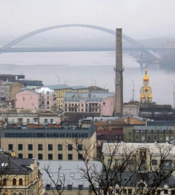 Подольский мост в Киеве засиял цветами флага Подольский мост в Киеве засиял цветами флага