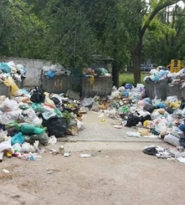 На ТОТ Луганщини у дворах житлових кварталів утворюються звалища