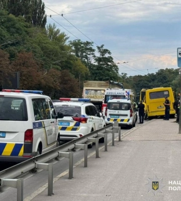На вулиці Теліги у Києві розбилася маршрутка (ФОТО)