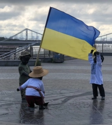 У Києві з нагоди Дня Незалежності переодягли скульптури малюків-засновників