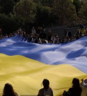 В Одесі Потьомкінськими сходами пронесли велетенський прапор України