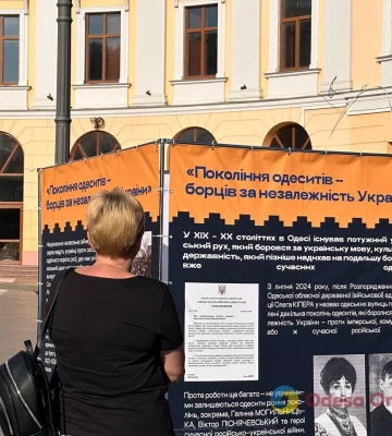 В Одесі Потьомкінськими сходами пронесли велетенський прапор України
