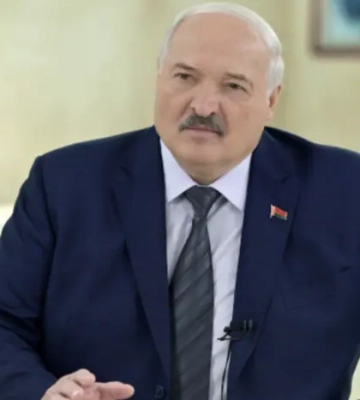 Лукашенко, який допомагає Путіну воювати, побажав українцям «мирного неба»
