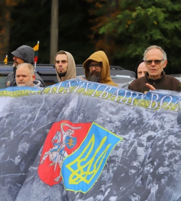 Десятки волонтерів з трьох країн Балтії у День Незалежності привезли до Львова автомобілі для українських воїнів