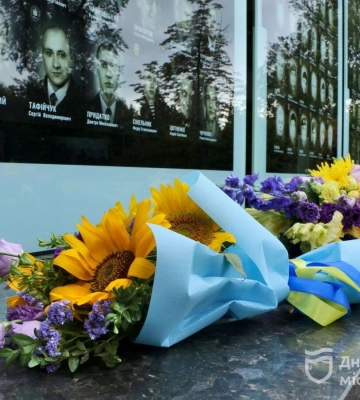 &quot;Схиляємо голови перед тими, хто виборював незалежність, ціною свого життя&quot;: у Дніпрі в День Незалежності України віддали шану полеглим оборонцям