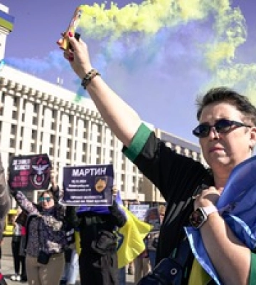 &quot;Невідомість вбиває наші родини&quot;: в центрі Києва пройшла акція на підтримку полонених та зниклих військових