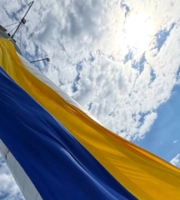 На Одеському маяку підняли велетенський прапор України