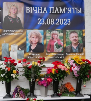У Ромнах вшанували пам’ять педагогів, загиблих внаслідок ворожого удару по школі два роки тому