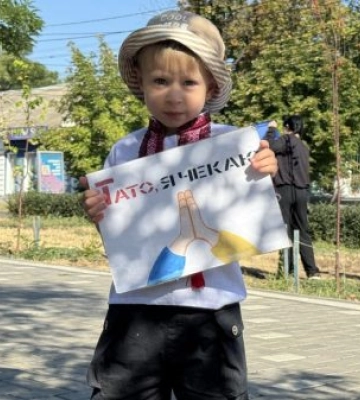 Сотні миколаївців вийшли на акцію в День Незалежності на підтримку зниклих і полонених захисників (ФОТО)