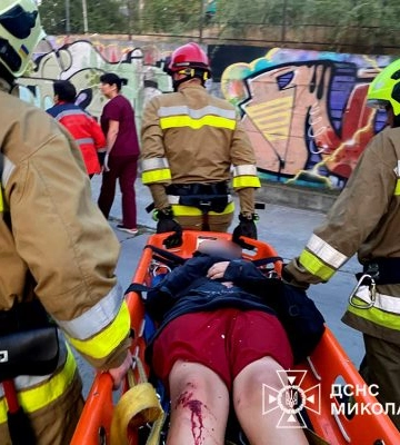 У Миколаєві рятувальники витягли дівчину з 10-метрового колодязя (ВІДЕО)