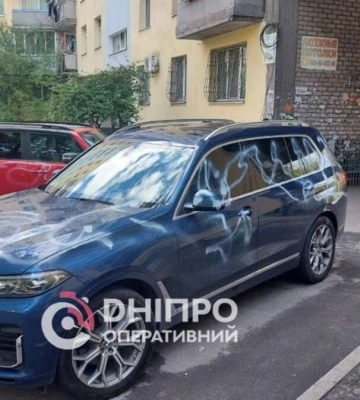 У Дніпрі на ж/м Покровський вандали розмалювали BMW