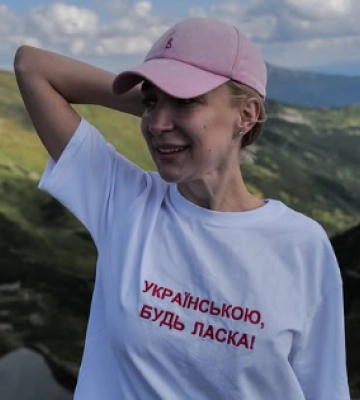 “Травмувалась у поході”: блогерка Олена Мандзюк ледь не зірвалася зі скелі