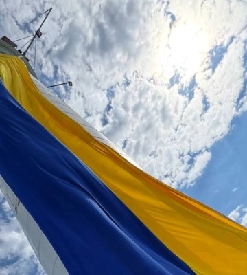 В Одесі Потьомкінськими сходами пронесли велетенський прапор України