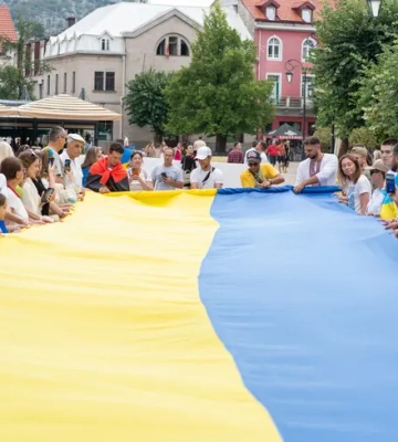В Черногории отметили День Независимости Украины: развернули 34-метровый государственный флаг
